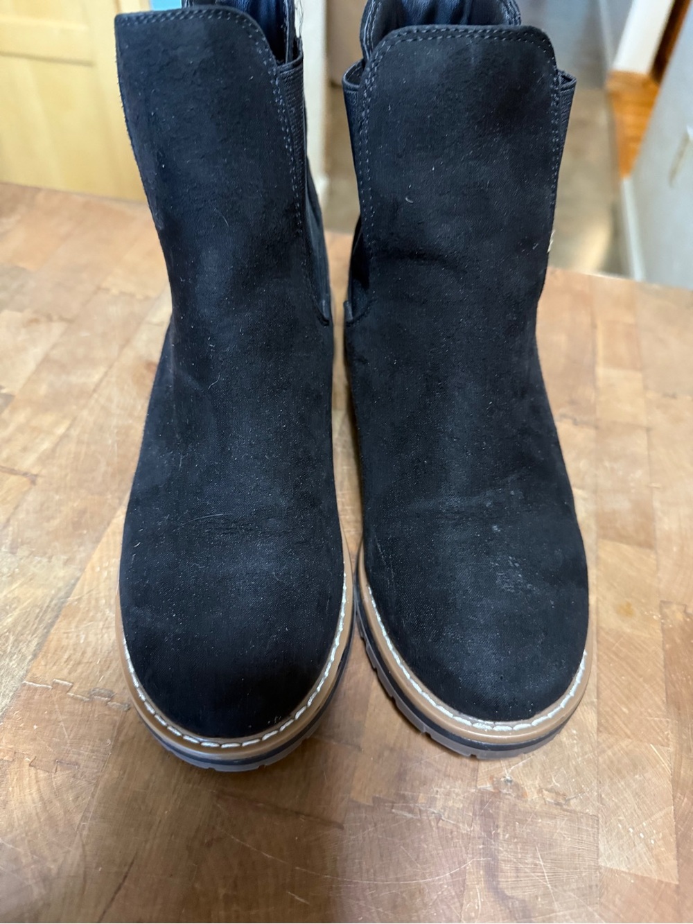 Kensie Women's Sz 8  Black Suede Chelsea Boot - Classic Style